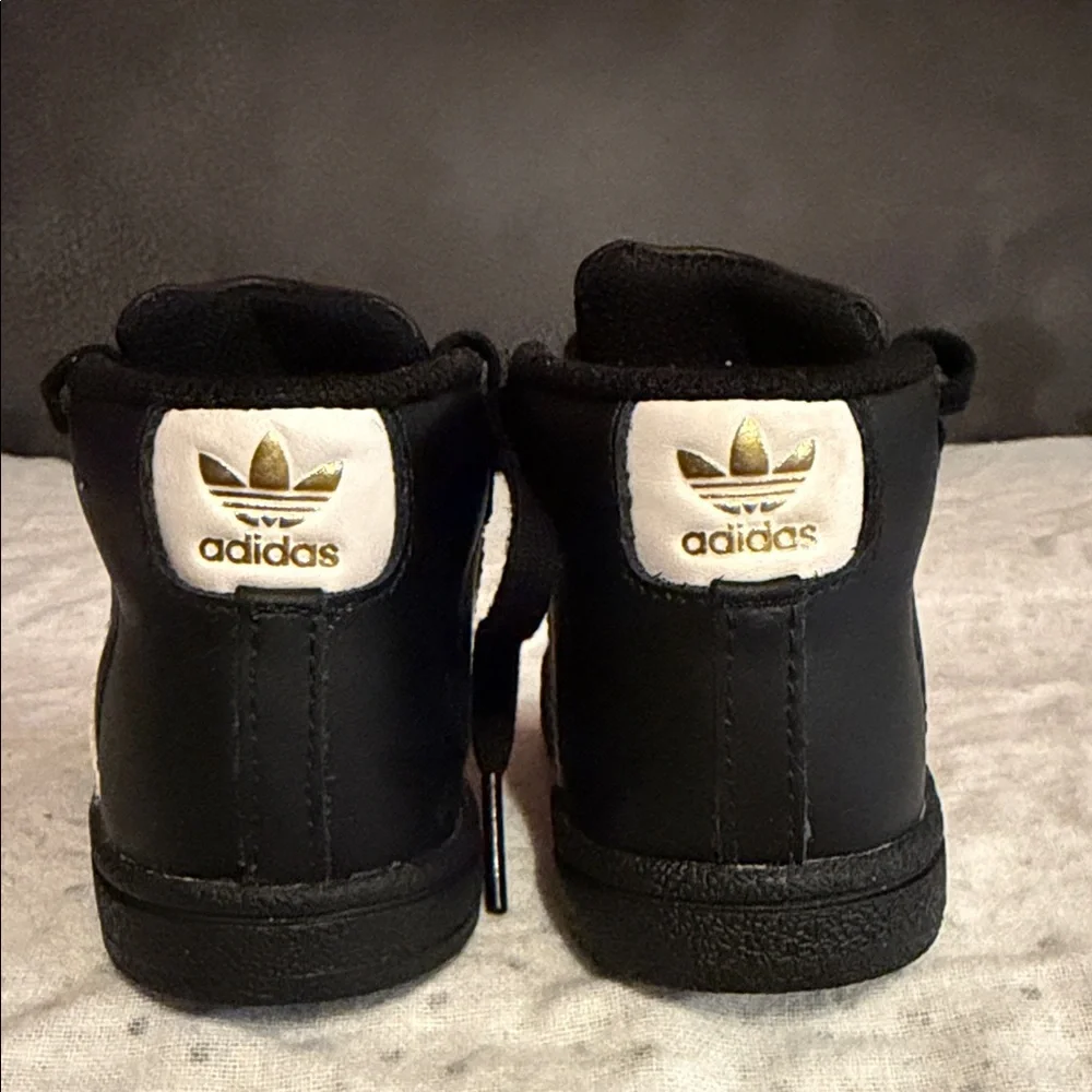 Adidas Kids Black Sneakers with Gold Details toddler size 4K